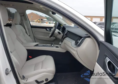 2024 Volvo Xc60 Recharge Plug-In Hybrid T8 Plus Dark Theme z USA, uszkodzony, nr VIN YV4H60DL0R1781810